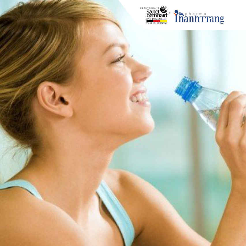 Uống nhiều nước giúp làm mát cơ thể nhờ đó giảm bài tiết mồ hôi hiệu quả